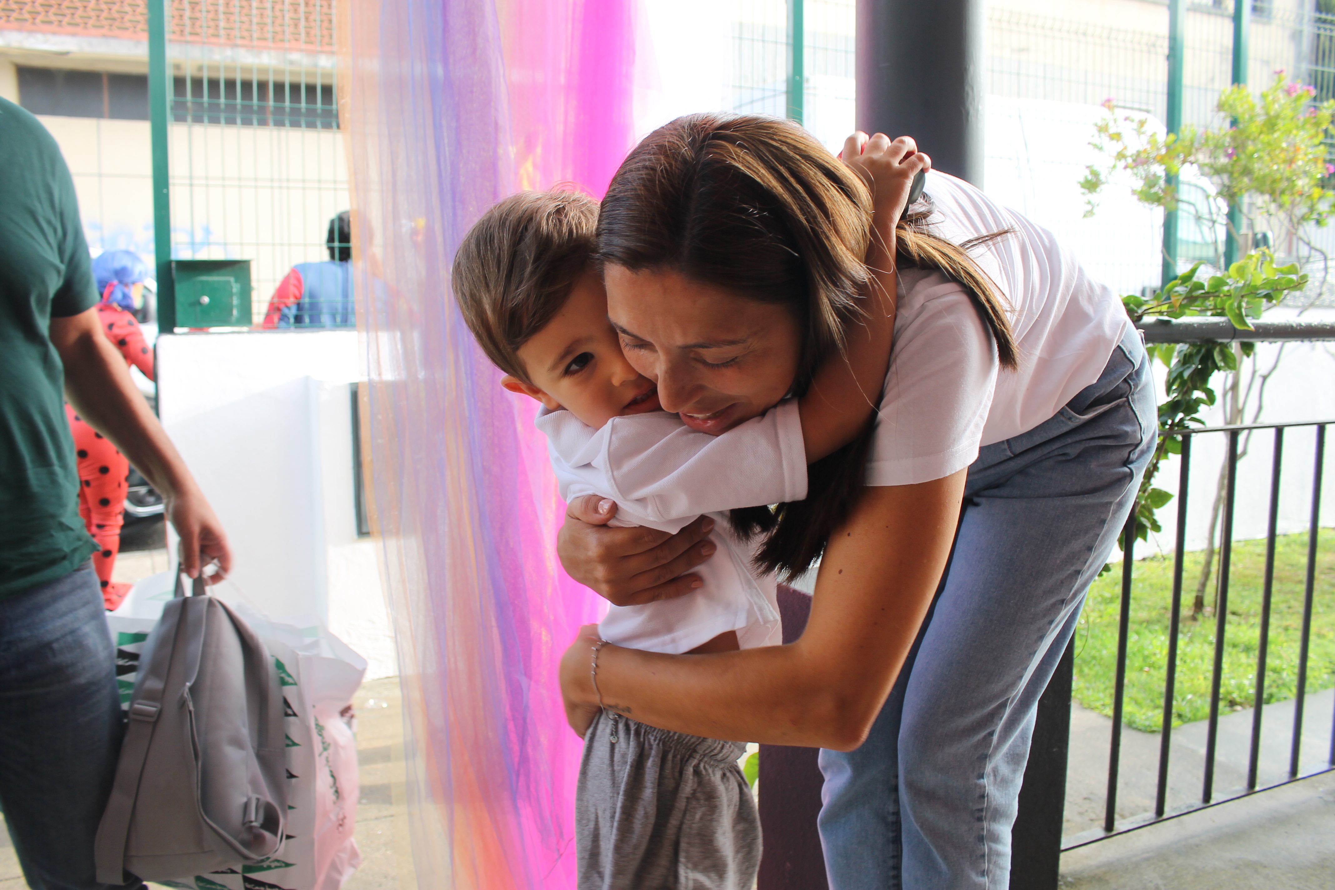 Abraço entre criança e educadora
